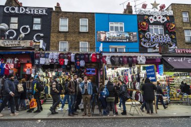 Londra, İngiltere - 31 Aralık 2017: Camden High Street, Camden Lock veya Camden Town Londra, İngiltere, Birleşik Krallık'taki moda mağazaları yürüyen insanlar