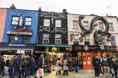 Londra, İngiltere - 31 Aralık 2017: Camden High Street, Camden Lock veya Camden Town Londra, İngiltere, Birleşik Krallık'taki moda mağazaları yürüyen insanlar