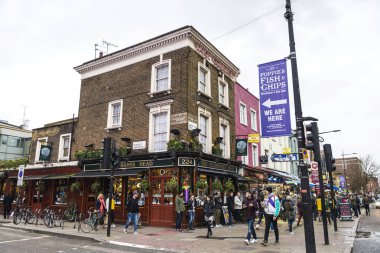 Londra, İngiltere - 31 Aralık 2017: Camden High Street, Camden Lock veya Camden Town Londra, İngiltere, Birleşik Krallık'taki moda mağazaları yürüyen insanlar