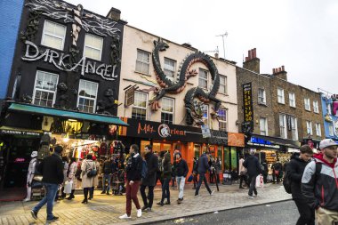 Londra, İngiltere - 31 Aralık 2017: Camden High Street, Camden Lock veya Camden Town Londra, İngiltere, Birleşik Krallık'taki moda mağazaları yürüyen insanlar