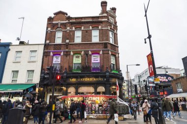 Londra, İngiltere - 31 Aralık 2017: Camden High Street, Camden Lock veya Camden Town Londra, İngiltere, Birleşik Krallık'taki moda mağazaları yürüyen insanlar