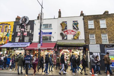 Londra, İngiltere - 31 Aralık 2017: Camden High Street, Camden Lock veya Camden Town Londra, İngiltere, Birleşik Krallık'taki moda mağazaları yürüyen insanlar