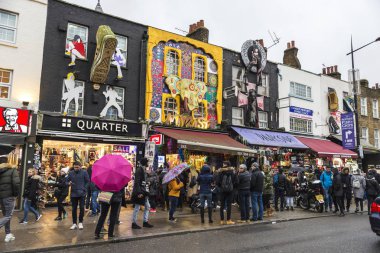 Londra, İngiltere - 31 Aralık 2017: Camden High Street, Camden Lock veya Camden Town Londra, İngiltere, Birleşik Krallık'taki moda mağazaları yürüyen insanlar
