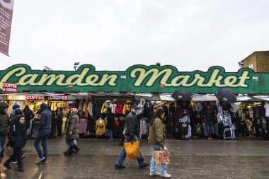 Londra, İngiltere - 31 Aralık 2017: Giriş işareti dört bir yanındaki insanlarla Londra, İngiltere, Birleşik Krallık'taki Camden Market için