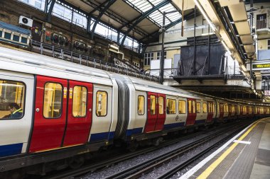 Londra, İngiltere - 31 Aralık 2017: Kişi Londra, İngiltere, Birleşik Krallık'taki bir Metro İstasyonu Tren