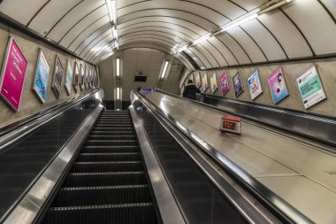 Londra, İngiltere - 31 Aralık 2017: Dört bir yanındaki insanlarla Londra, İngiltere, Birleşik Krallık'taki bir Metro İstasyonu, yürüyen merdiven