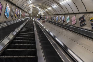 Londra, İngiltere - 31 Aralık 2017: Dört bir yanındaki insanlarla Londra, İngiltere, Birleşik Krallık'taki bir Metro İstasyonu, yürüyen merdiven