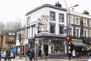 Londra, İngiltere - 31 Aralık 2017: Camden High Street, Camden Lock veya Camden Town Londra, İngiltere, Birleşik Krallık'taki mağazaların yürüyen insanlar