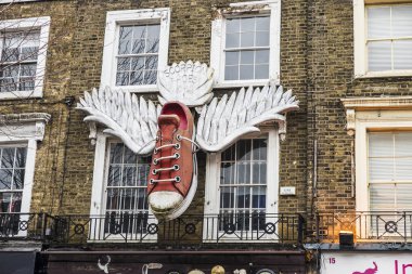 Londra, İngiltere - 31 Aralık 2017: Cephe moda mağazaları Camden High Street, Camden Lock veya Camden Town Londra, İngiltere, Birleşik Krallık