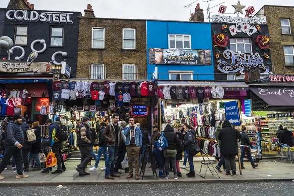 London England December 2017 People Walking Fashion Shops Camden High — Stock Photo, Image