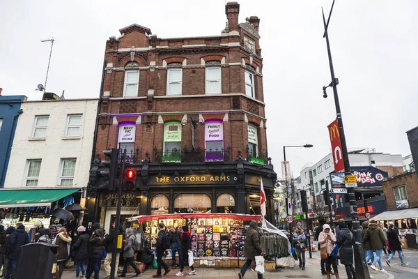 London England December 2017 People Walking Fashion Shops Camden High — Stock Photo, Image