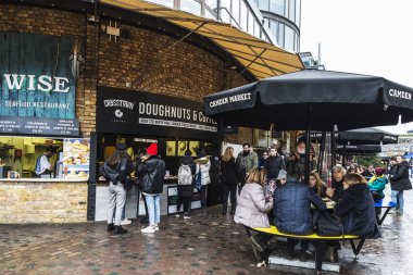 Londra, İngiltere - 31 Aralık 2017: Gıda Camden Lock Market veya Camden Town dört bir yanındaki insanlarla Londra, İngiltere, Birleşik Krallık'taki tezgahları