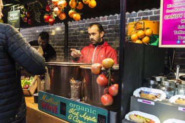 Londra, İngiltere - 31 Aralık 2017: Gıda Camden Lock Market veya Camden Town dört bir yanındaki insanlarla Londra, İngiltere, Birleşik Krallık'taki tezgahları