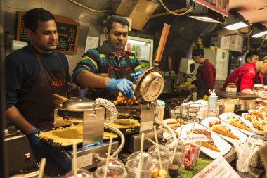 Londra, İngiltere - 31 Aralık 2017: Aşçılar bir Çince veya Oriental Gıda stand Camden Lock Market veya Camden Town dört bir yanındaki insanlarla Londra, İngiltere, Birleşik Krallık