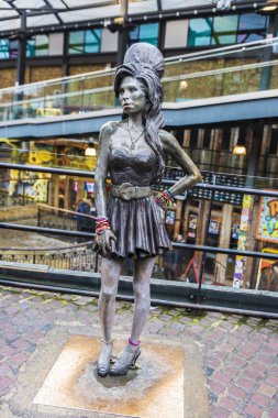 Londra, İngiltere - 31 Aralık 2017: Amy Winehouse Camden Market Londra, İngiltere, Birleşik Krallık'ın heykeli