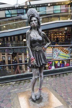Londra, İngiltere - 31 Aralık 2017: Amy Winehouse Camden Market Londra, İngiltere, Birleşik Krallık'ın heykeli
