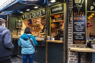 Londra, İngiltere - 31 Aralık 2017: Gıda Camden Lock Market veya Camden Town dört bir yanındaki insanlarla Londra, İngiltere, Birleşik Krallık'taki tezgahları