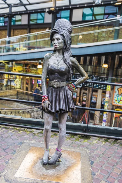 London England December 2017 Statue Amy Winehouse Camden Market London — Stock Photo, Image