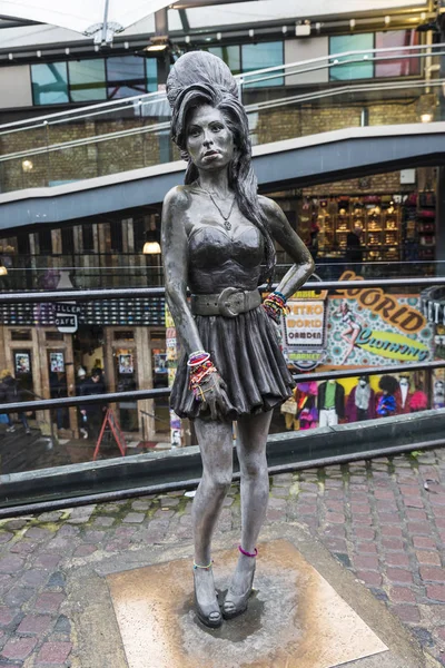 Londra, İngiltere - 31 Aralık 2017: Amy Winehouse Camden Market Londra, İngiltere, Birleşik Krallık'ın heykeli