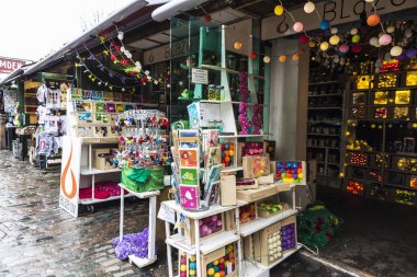 Londra, İngiltere - 31 Aralık 2017: Moda mağazaları için Camden Lock Market veya Camden Town Londra, İngiltere, Birleşik Krallık'taki ev dekorasyon