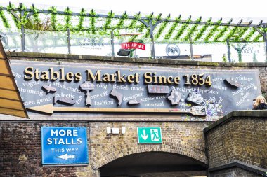 Londra, İngiltere - 31 Aralık 2017: Reklam için Camden Lock Market veya Camden Town moda mağazalar dört bir yanındaki insanlarla Londra, İngiltere, Birleşik Krallık