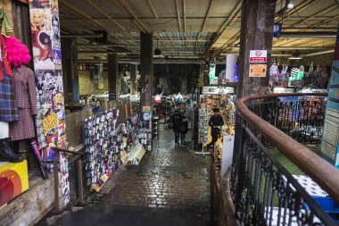 Londra, İngiltere - 31 Aralık 2017: Moda mağazalar Camden Lock Market veya Camden Town dört bir yanındaki insanlarla Londra, İngiltere, Birleşik Krallık