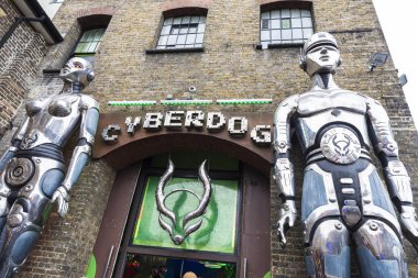 Londra, İngiltere - 31 Aralık 2017: Camden Lock Market veya Camden Town Cyberdog dört bir yanındaki insanlarla Londra, İngiltere, Birleşik Krallık'taki denilen bir mağaza girişinde iki büyük robot