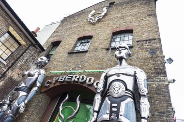 Londra, İngiltere - 31 Aralık 2017: Camden Lock Market veya Camden Town Cyberdog dört bir yanındaki insanlarla Londra, İngiltere, Birleşik Krallık'taki denilen bir mağaza girişinde iki büyük robot