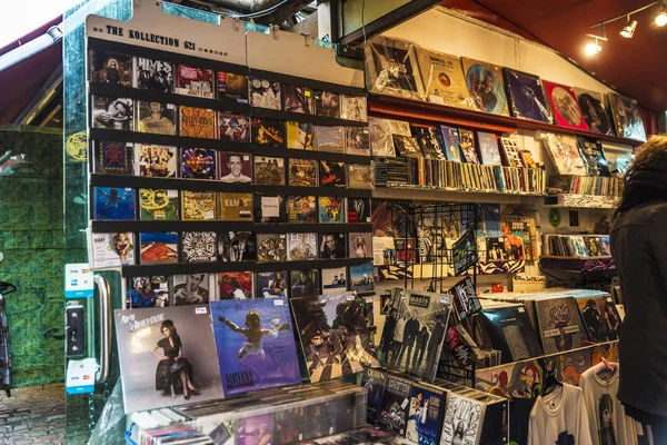 レコードや音楽 カムデン ロック マーケットまたはカムデン タウンでロンドン イングランド イギリスの周りの人々 とのロンドン イギリス 2017 — ストック写真