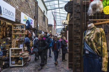 Londra, İngiltere - 31 Aralık 2017: Moda mağazalar Camden Lock Market veya Camden Town dört bir yanındaki insanlarla Londra, İngiltere, Birleşik Krallık