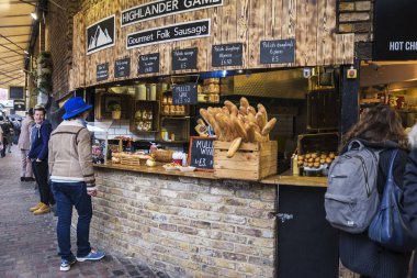 Londra, İngiltere - 31 Aralık 2017: Fırında Camden Lock Market veya Camden Town dört bir yanındaki insanlarla Londra, İngiltere, Birleşik Krallık