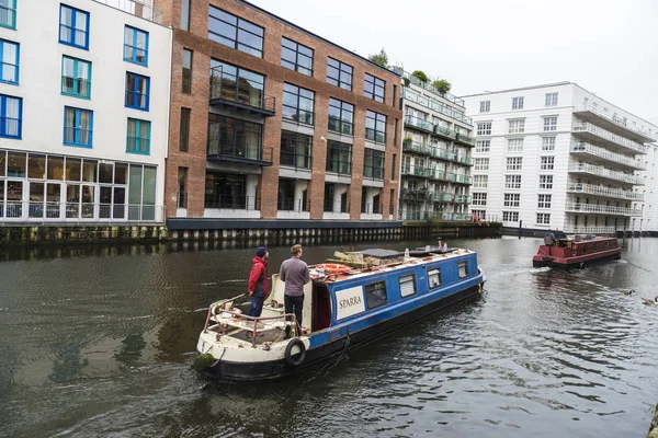 London England December 2017 Ships Navigating Regent Canal Led Man — Stock Photo, Image