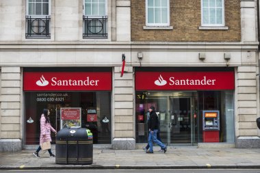 London, Büyük Britanya - 1 Ocak 2017: banka şube ve Atm Santander Bankası dört bir yanındaki insanlarla Londra, İngiltere, Birleşik Krallık