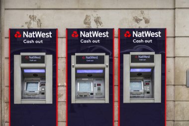 London, Büyük Britanya - 1 Ocak 2017: banka şubesi ve üç Atm Natwest Bankası Londra, İngiltere, Birleşik Krallık