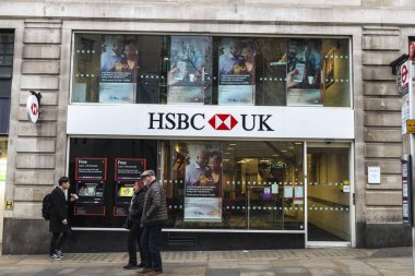 London, Büyük Britanya - 1 Ocak 2017: banka şube ve Atm Hsbc Bank dört bir yanındaki insanlarla Londra, İngiltere, Birleşik Krallık