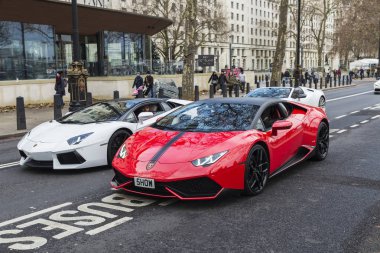 London, Büyük Britanya - 1 Ocak 2017: Parade, Lamborghini Aventador dört bir yanındaki insanlarla Londra, İngiltere, Birleşik Krallık'taki bir sokakta