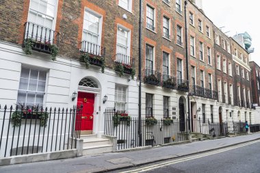 Bir eski klasik tipik konut bina Londra, İngiltere, Birleşik Krallık'taki kırmızı bir kapı ile cephe