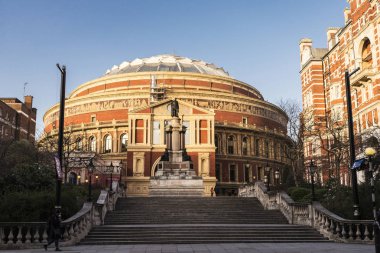 London, Büyük Britanya - 3 Ocak 2018: cephe bir Royal Albert Hall, Londra, İngiltere, Birleşik Krallık'taki peolple bina eski klasik
