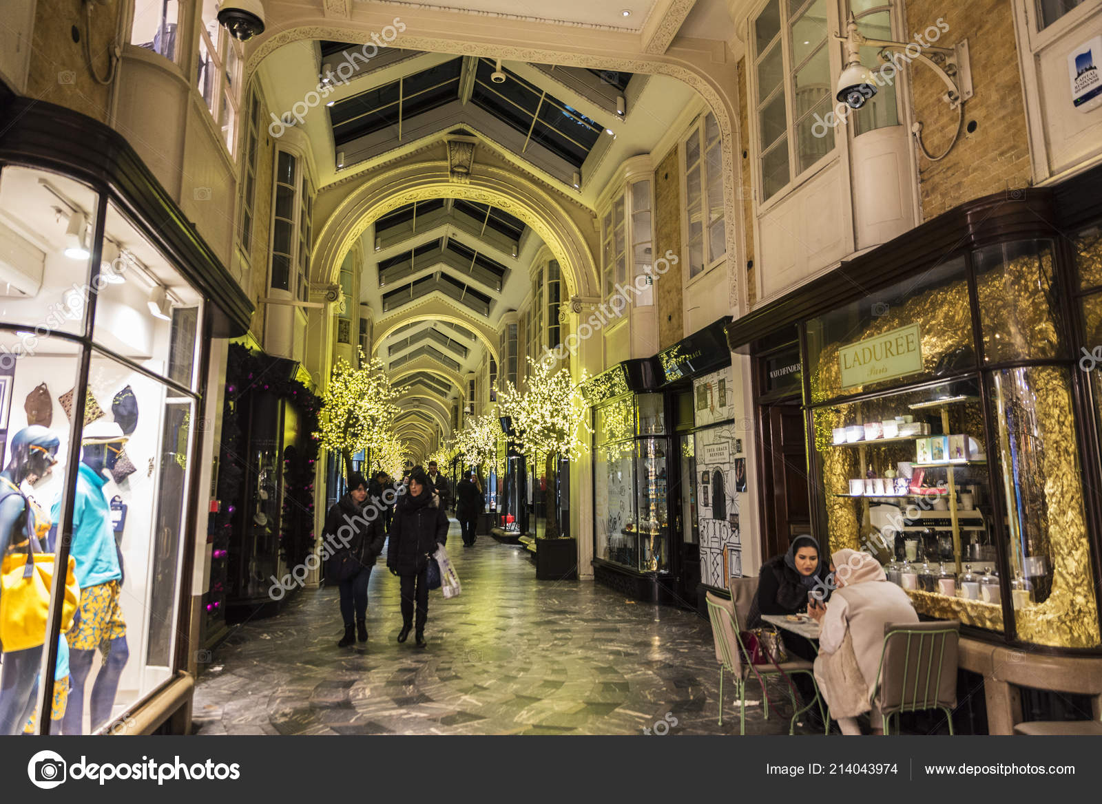 London United Kingdom January 2018 Piccadilly Arcade Shopping