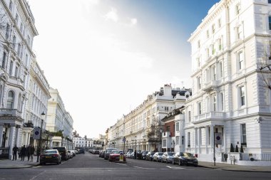 London, Büyük Britanya - 3 Ocak 2018: Londra, İngiltere, Birleşik Krallık'klasik beyaz binalar ile yürüyen insanlar sokak eski ve araçların park