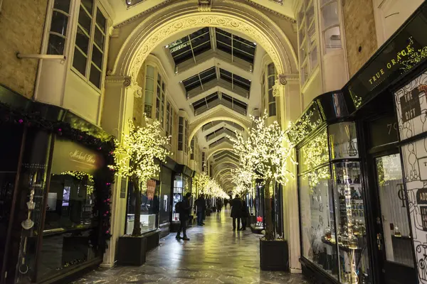 2018年1月3日 皮卡迪利商场 购物中心与商店 与圣诞节装饰和人在伦敦 联合王国 — 图库照片