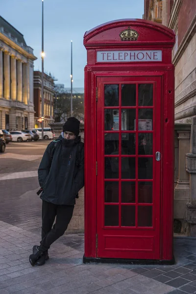 Niño Adolescente Esperando Apoyado Una Cabina Telefónica Roja Una Calle — Foto de Stock