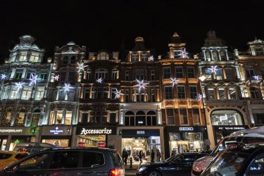 London, Büyük Britanya - 3 Ocak 2018: Street lüks Knightsbridge bölgesinde Noel dekorasyonu ve Londra, İngiltere, Birleşik Krallık'taki etrafında insanlar ile gece