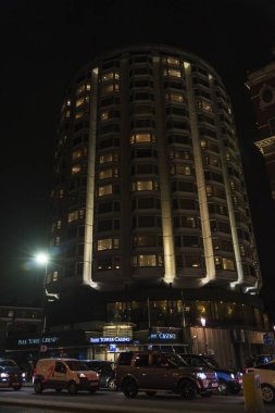 London, Büyük Britanya - 3 Ocak 2018: cephe, Park Tower Casino'da bir binada modern Londra, İngiltere, Birleşik Krallık'ta gece