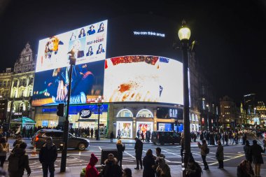 London, Büyük Britanya - 3 Ocak 2018: Piccadilly Circus Londra, İngiltere, Birleşik Krallık'taki etrafında insanlar ve büyük Reklam ekranları ile gece
