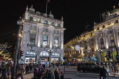 London, Büyük Britanya - 3 Ocak 2018: Piccadilly Circus Noel dekorasyonu ve Londra, İngiltere, Birleşik Krallık'taki etrafında insanlar ile gece