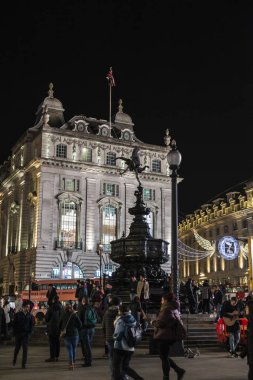 London, Büyük Britanya - 3 Ocak 2018: Piccadilly Circus Shaftesbury anıt Çeşmesi ve Londra, İngiltere, Birleşik Krallık'taki etrafında insanlar geceleri