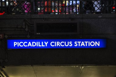 Piccadilly Circus Londra, İngiltere, Birleşik Krallık'taki Metro İstasyonu gece London, Büyük Britanya - 3 Ocak 2018: girişi