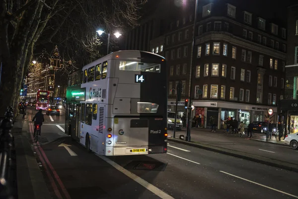 ロンドン イギリス 2018 ロンドン イングランド イギリスの周りの人々 Google 広告循環バス — ストック写真
