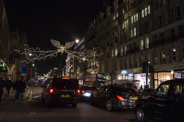 クリスマスの飾り 天使図ロンドン イングランド イギリスの周りの人々 と夜のロンドン イギリス 2018 ストリート — ストック写真